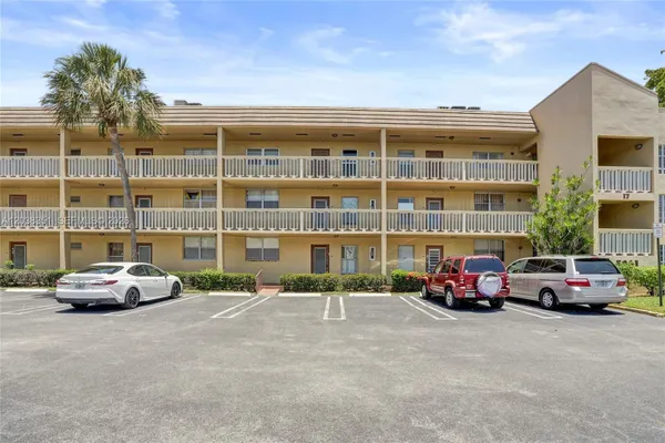 Property Slideshow image 3 of 38 | 5961 nw 61st ave 310, Tamarac, FL, 33319