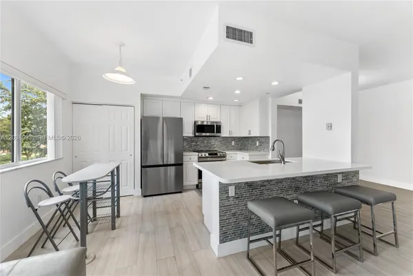 Property Slideshow image 2 of 29 | 7715 yardley dr 303, Tamarac, FL, 33321