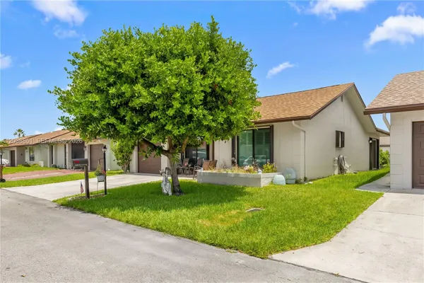 Property Slideshow image 2 of 34 | 2065 sw 17th dr, Deerfield Beach, FL, 33442