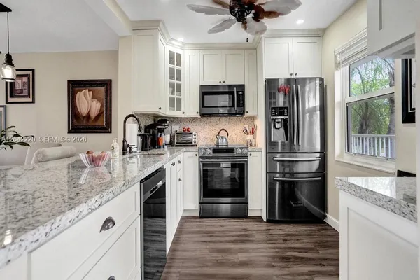 Property Slideshow image 2 of 28 | 415 se 11th ter 207, Dania Beach, FL, 33004