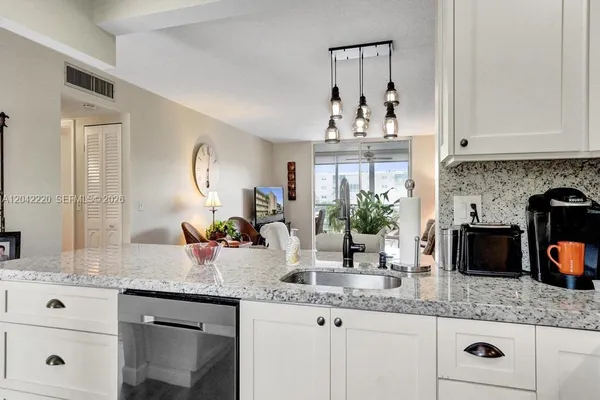 Property Slideshow image 3 of 28 | 415 se 11th ter 207, Dania Beach, FL, 33004