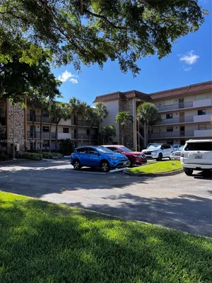 Property Slideshow image 2 of 10 | 4975 e sabal palm blvd 304, Tamarac, FL, 33319