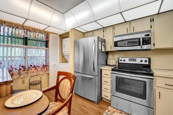 Property Slideshow image 3 of 65 | 1000 colony point cir 422, Pembroke Pines, FL, 33026