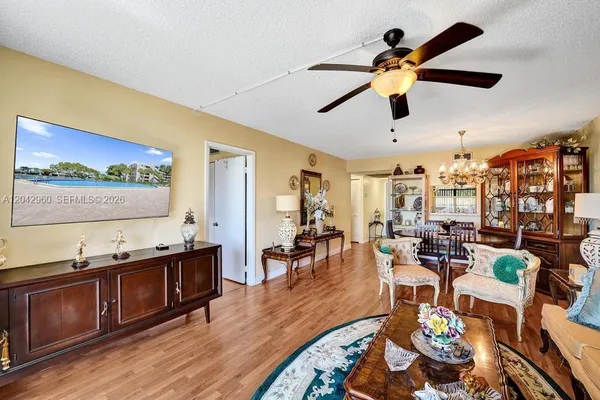 Property Slideshow image 3 of 65 | 1000 colony point cir 422, Pembroke Pines, FL, 33026