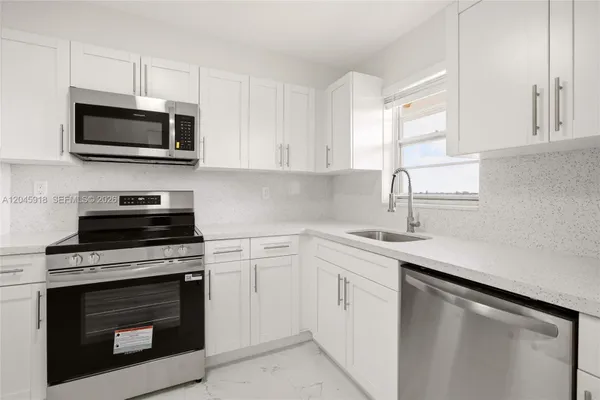 Property Slideshow image 2 of 23 | 5900 nw 44th st 605, Lauderhill, FL, 33319
