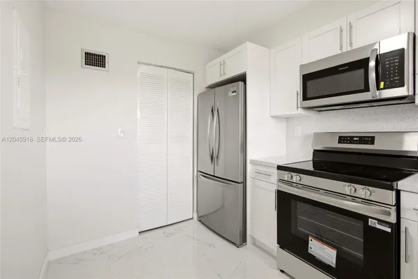 Property Slideshow image 3 of 23 | 5900 nw 44th st 605, Lauderhill, FL, 33319