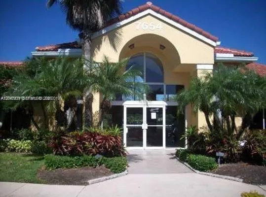Property Slideshow image 2 of 7 | 7630 westwood dr 305, Tamarac, FL, 33321