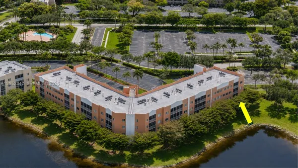 Property Slideshow image 2 of 26 | 7735 yardley dr 101, Tamarac, FL, 33321