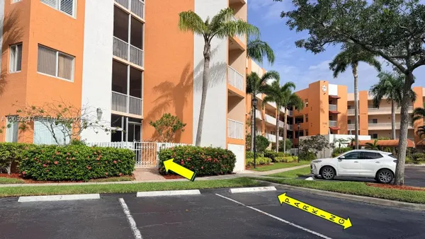 Property Slideshow image 3 of 26 | 7735 yardley dr 101, Tamarac, FL, 33321