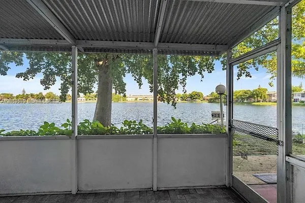 Property Slideshow image 2 of 14 | 19000 ne 3rd ct 405, Miami, FL, 33179