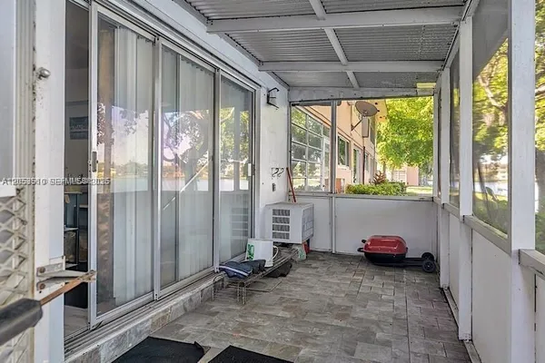 Property Slideshow image 3 of 14 | 19000 ne 3rd ct 405, Miami, FL, 33179