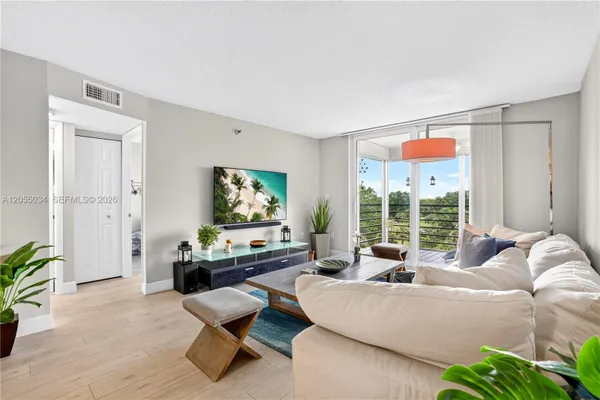 Property Slideshow image 3 of 55 | 900 saint charles pl 621, Pembroke Pines, FL, 33026