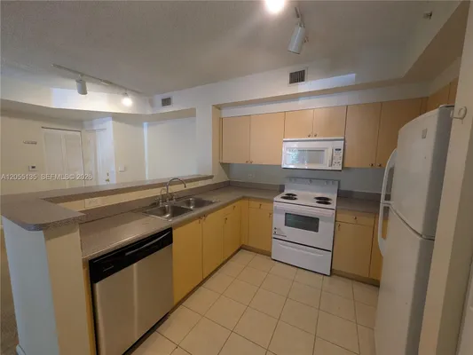 Property Slideshow image 3 of 15 | 8060 n nob hill rd 101, Tamarac, FL, 33321
