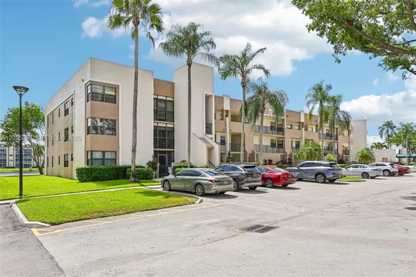 Property Slideshow image 2 of 44 | 7468 fairfax dr 302, Tamarac, FL, 33321