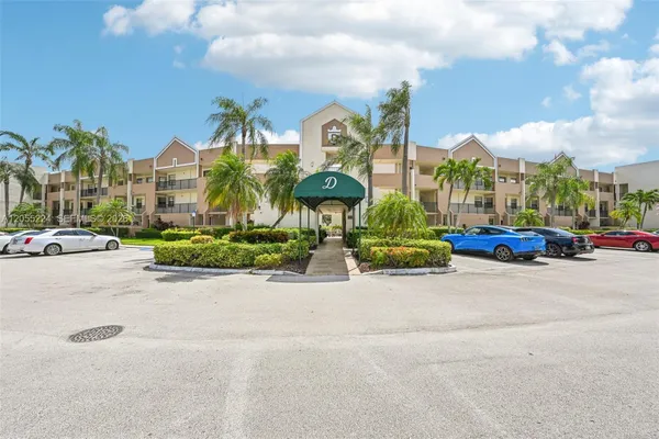 Property Slideshow image 3 of 44 | 7468 fairfax dr 302, Tamarac, FL, 33321