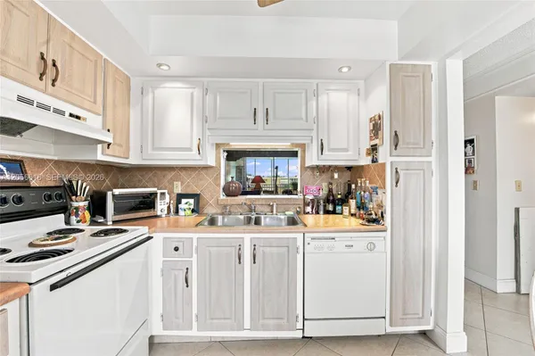 Property Slideshow image 3 of 32 | 1025 se 2nd ave 406, Dania Beach, FL, 33004
