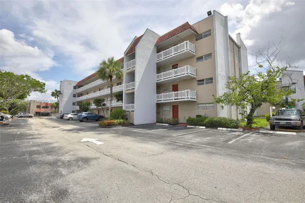 Property Slideshow image 3 of 14 | 3531 inverrary dr 101, Lauderhill, FL, 33319