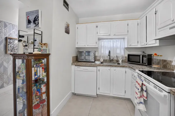 Property Slideshow image 3 of 41 | 8941 s hollybrook blvd 202, Pembroke Pines, FL, 33025