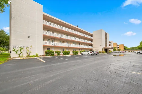 Property Slideshow image 2 of 31 | 206 se 10th st 203, Dania Beach, FL, 33004