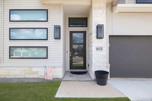 Property Slideshow image 3 of 31 | 613 meade st, New Braunfels, TX, 78132