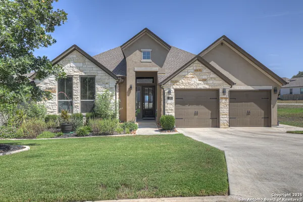 Property Slideshow image 2 of 63 | 1185 nutmeg trl, New Braunfels, TX, 78132