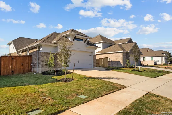 Property Slideshow image 2 of 33 | 1851 bighorn trl, New Braunfels, TX, 78132