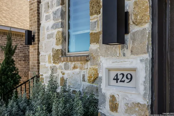 Property Slideshow image 2 of 26 | 429 juana way, New Braunfels, TX, 78132