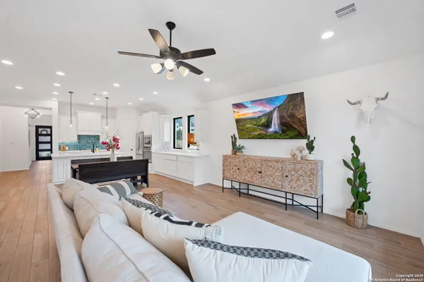 Property Slideshow image 2 of 10 | 655 vireos st, Newbraunfe, TX, 78132