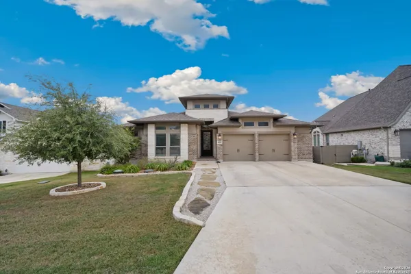 Property Slideshow image 3 of 41 | 422 bridle trl, New Braunfels, TX, 78132