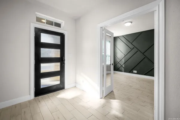 Property Slideshow image 2 of 44 | 608 bodark, New Braunfels, TX, 78132