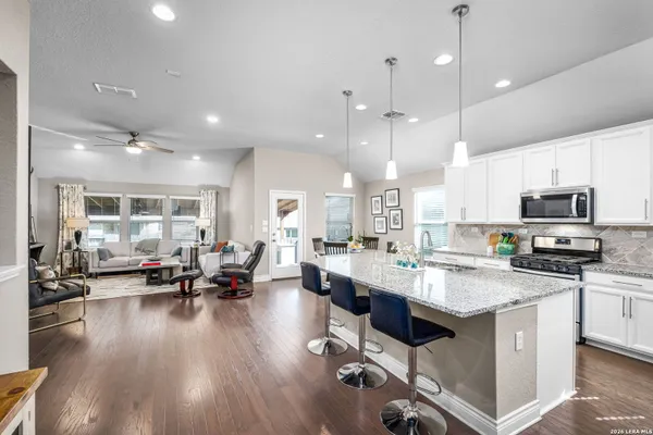 Property Slideshow image 3 of 29 | 2174 kiskadee dr, New Braunfels, TX, 78132
