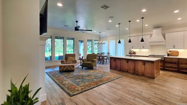 Property Slideshow image 3 of 10 | 667 alta cir, Newbraunfe, TX, 78132