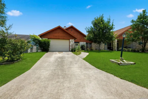 Property Slideshow image 3 of 51 | 3813 hunters gln, Schertz, TX, 78108