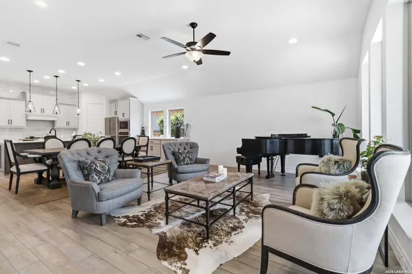 Property Slideshow image 3 of 10 | 425 juana way, Newbraunfe, TX, 78132