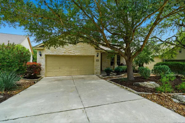 Property Slideshow image 2 of 39 | 12427 cascade hls, San Antonio, TX, 78253