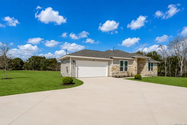 Property Slideshow image 2 of 31 | 128 roaming rock trl 103, San Marcos, TX, 78666