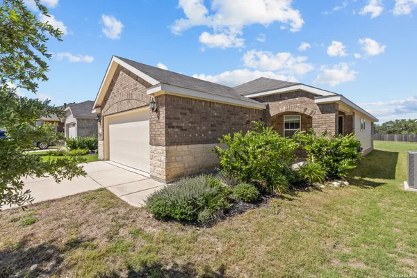 Property Slideshow image 2 of 24 | 4823 cropland way, San Antonio, TX, 78253