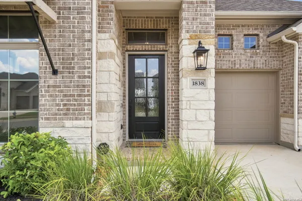 Property Slideshow image 3 of 32 | 1838 luna, New Braunfels, TX, 78132