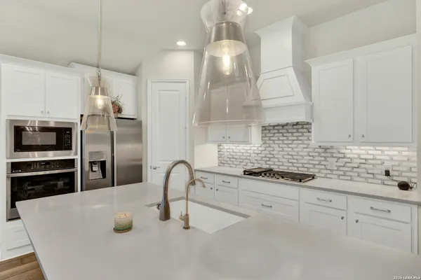 Property Slideshow image 3 of 10 | 415 bridle trl, Newbraunfe, TX, 78132