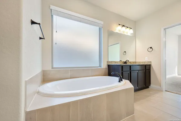 Property Slideshow image 3 of 10 | 657 vale ct, Newbraunfe, TX, 78132