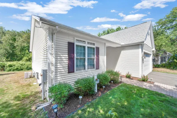 Property Slideshow image 2 of 39 | 39 quail holw # 39, Enfield, CT, 06082