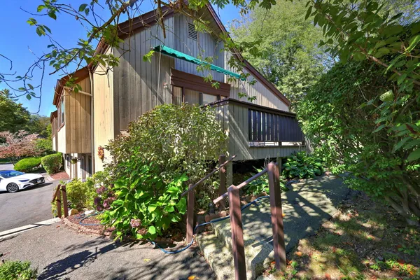 Property Slideshow image 2 of 40 | 736 quinnipiac ln b, Stratford, CT, 06614