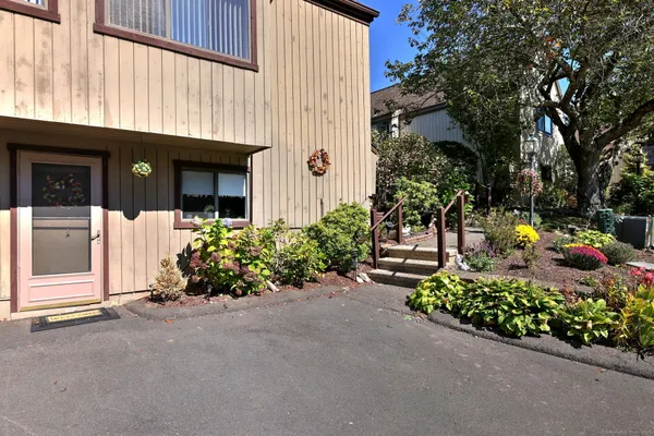 Property Slideshow image 3 of 40 | 736 quinnipiac ln b, Stratford, CT, 06614