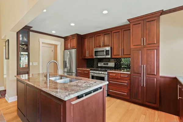 Property Slideshow image 2 of 32 | 375 piute ln a, Stratford, CT, 06614