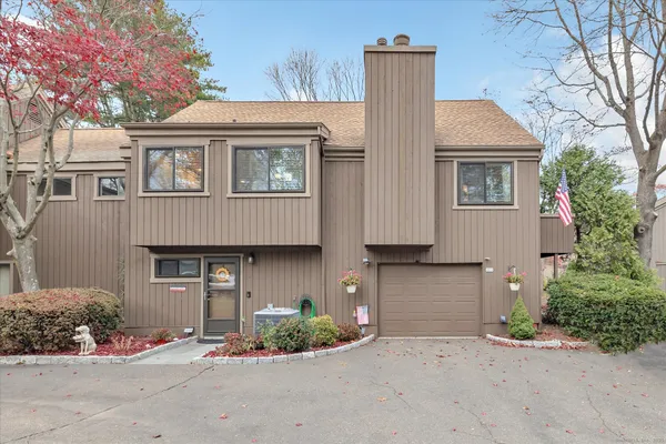 Property Slideshow image 3 of 37 | 289 agawam dr b, Stratford, CT, 06614