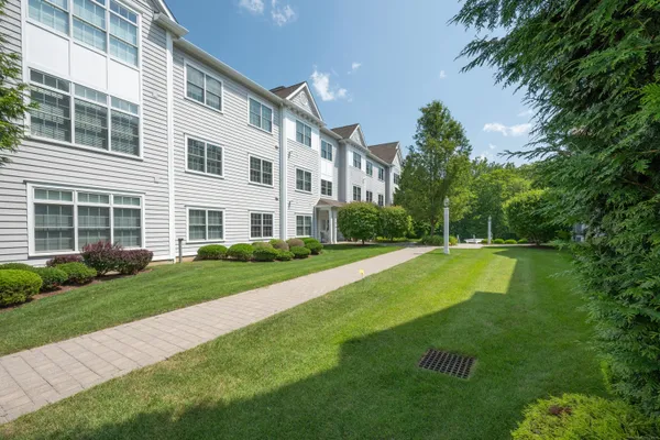 Property Slideshow image 3 of 38 | 332 still water cir # 332, Brookfield, CT, 06804