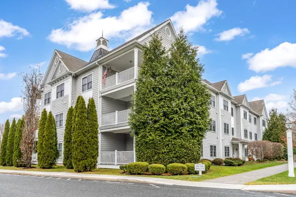 Property Slideshow image 2 of 38 | 332 still water cir # 332, Brookfield, CT, 06804