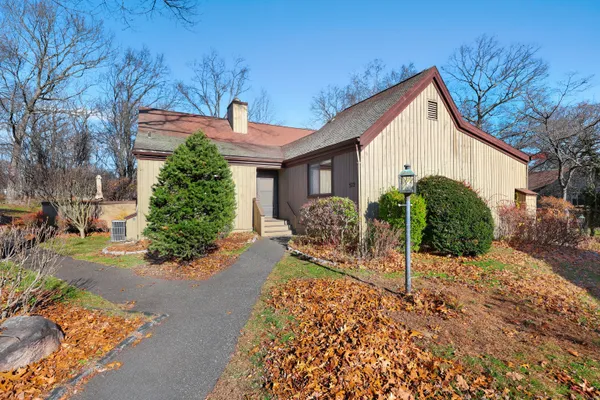 Property Slideshow image 2 of 37 | 522 iroquois ln b, Stratford, CT, 06614