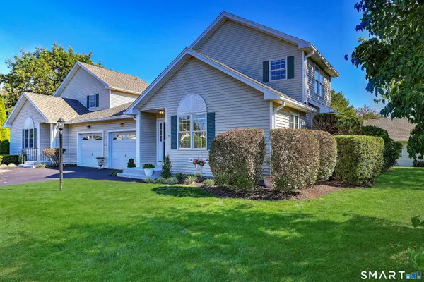 Property Slideshow image 2 of 36 | 4 cider mill ln, Trumbull, CT, 06611