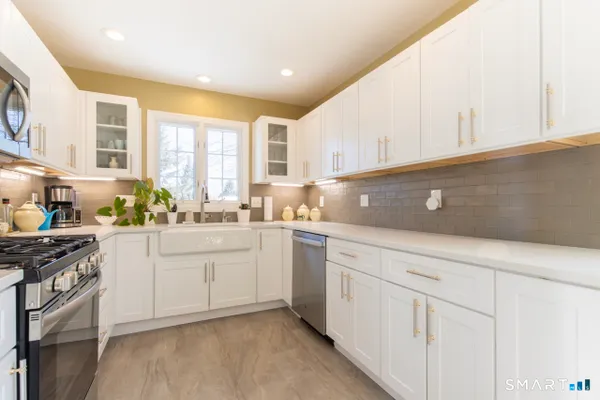 Property Slideshow image 3 of 32 | 71 cider mill ln, Trumbull, CT, 06611